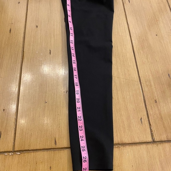 Uniqlo Women’s Black Legging Athletic Wear Exercise Crop medium - Picture 8 of 11